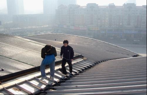 16408395053385.jpg 天溝融雪發(fā)熱電纜安裝實(shí)景.jpg